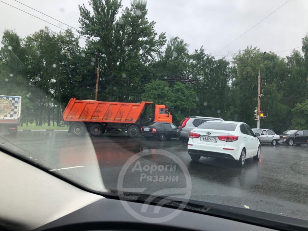 na-ulice-sporivnoi-stolknulis-kamaz-i-lada