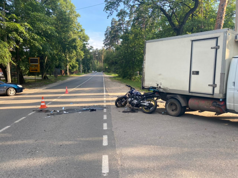 v-solotche-motocilist-bez-prav-vrezalsya-v-gaz