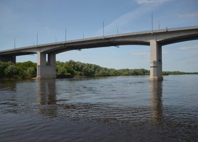 Na-Solotchinskom-mostu-muzhchina-khotel-pokonchit'-soboy