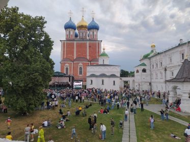 VECHERA_POD_MUZYKU_CHAYKOVSKOGO